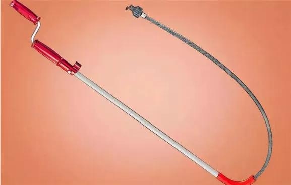 马桶堵了怎么处理，塑料块掉进马桶堵了怎么处理（师傅亲授抽水马桶堵塞疏通窍门）