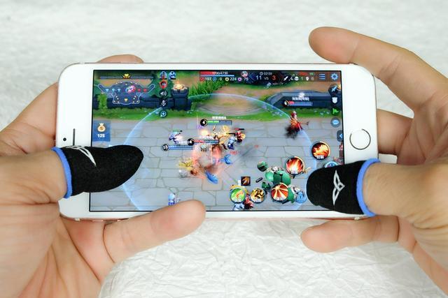 玩游戏手出汗怎么办，职业手游选手怎么防止手出汗（网友：试试飞智蜂套2）