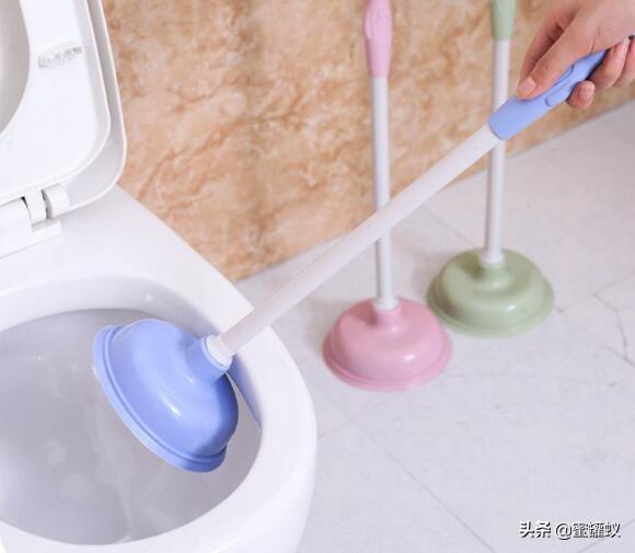 马桶堵了但还缓慢下水，马桶堵了怎么办（马桶堵了但还缓慢下水怎么办）