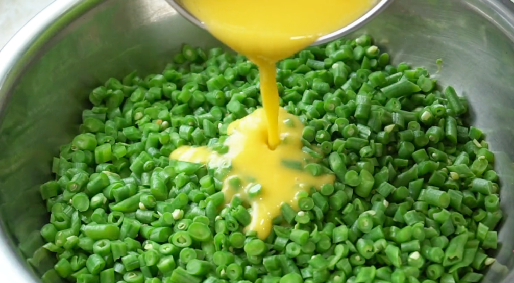 图片[3]-【鸡蛋豆角饼】做法步骤图 嫩脆又营养 2斤不够吃-起舞食谱网