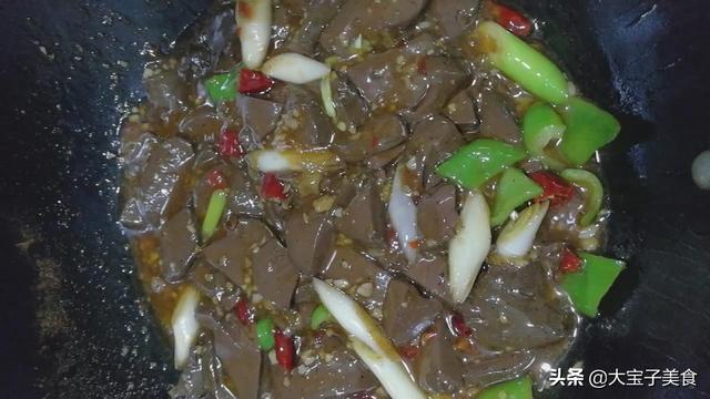 泡椒血旺做法图解，今天教大家做泡椒猪血