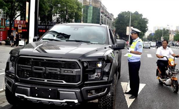 临时牌闯红灯扣分吗，车临时牌闯红灯扣分吗（这些违章都得罚你）