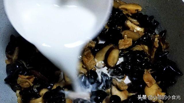 木耳炒香菇制作教程，几朵香菇简单一炒