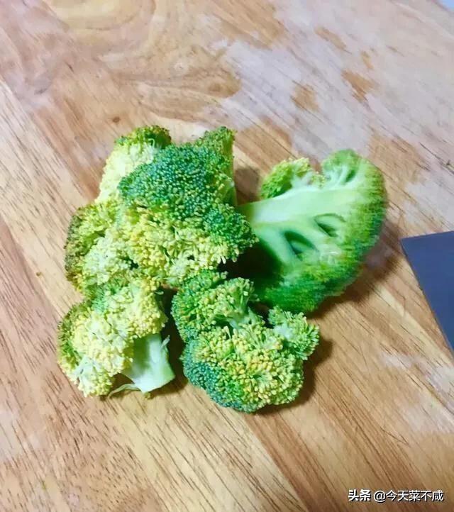 西兰花黄了可以吃不，西兰花变色了还能吃吗（还原翠绿本色还去虫卵）