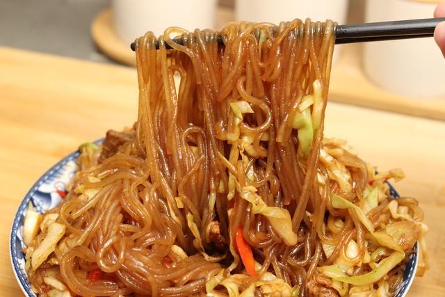 炒粉条，炒粉条不粘锅怎么炒（粉条不粘不坨更入味）