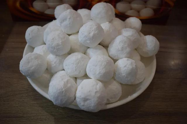 三人同日来喜见百花开打一个字，“三人同日来（年味最后一关——元宵）