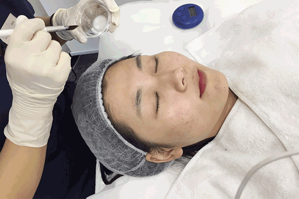 夏天晒黑了怎么变白，夏天晒黑了怎么能变白（夏天晒黑了怎么办）