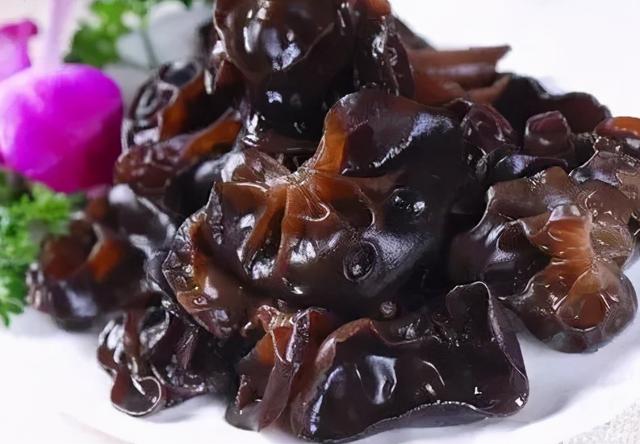 白玉菇不焯水有毒吗，白玉菇做汤用焯水吗（白玉菇这样做太美味了）