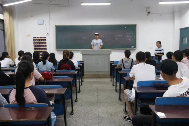 大学开学自我介绍，大学开学自我介绍简短（来一波：大家好）