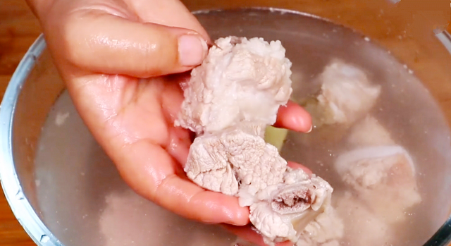 排骨焯水几分钟，怎样给排骨焯水（看大厨操作后才发现）