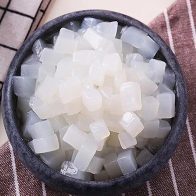 椰果是什么做的，奶茶里的椰果是什么做的（你知道平时你吃的椰汁里面的椰果是怎么做的吗）