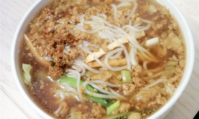 过桥米线的由来，过桥米线的由来是什么（米线口感是关键汤汁酱料更是灵魂）