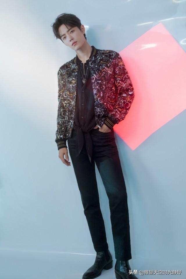 肖战手机壁纸无水印   高颜值小哥哥安利一下，肖战手机壁纸高清壁纸 满屏无水印（暖心男神肖战三十款高清时尚穿搭手机壁纸、背景图～怎么穿都好看）