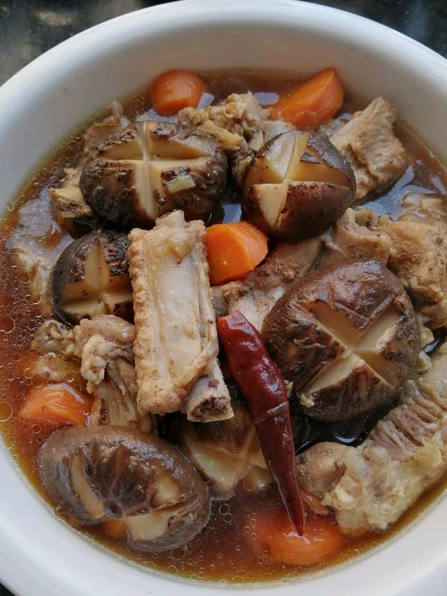 怎样清炖排骨和香菇好吃，排骨这么才好吃