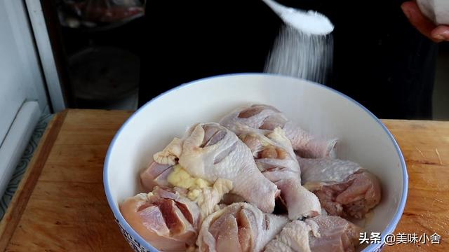 冻鸡腿怎么做好吃，冷冻鸡大腿怎么做好吃（鸡腿肉香酥烂）