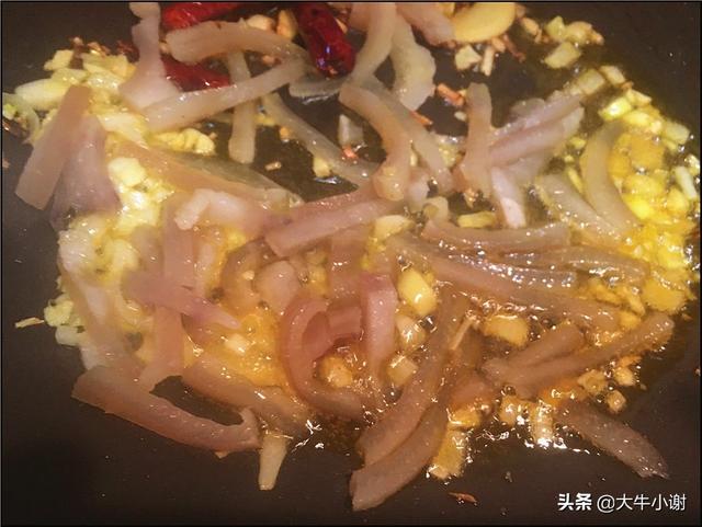 猪皮的做法 黄豆芽炒猪皮的做法，猪皮的做法（富含胶原蛋白、维生素C）