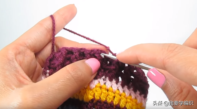 一款可爱的毛线袜子编织方法，毛线袜子怎么编织的（一款漂亮的彩虹袜教程）