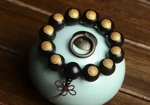 绿幽灵五行属什么，绿幽灵水晶五行属性（你戴的手串是佛教的还是道教的）