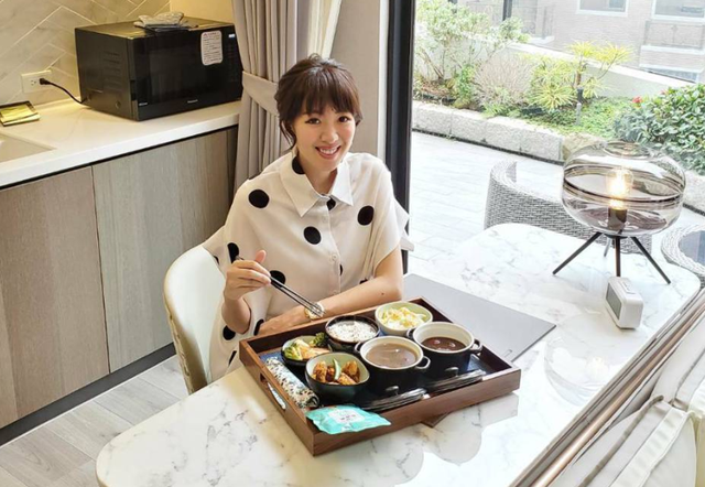刘伊心身高体重，郑家纯的介绍（与60岁富豪老公拍写真）