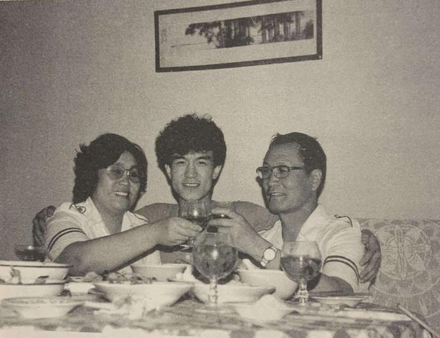 哈文的父亲到底是谁，哈文父亲资料（口吃、失声、进央视、怼台长）