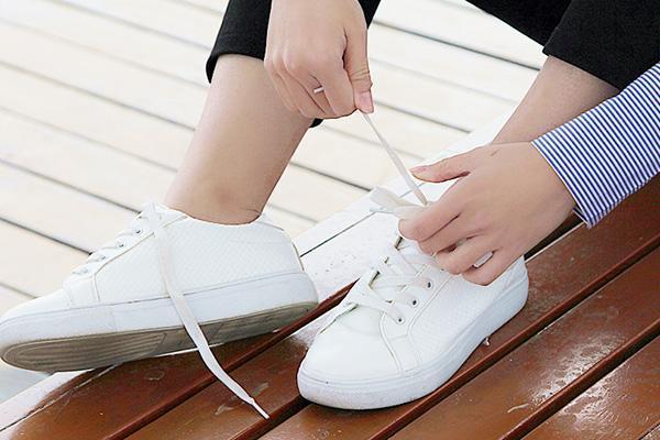 女生的鸡眼长什么样子的，鸡眼长什么样（脚上长鸡眼）