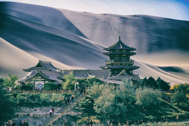 月牙泉是哪个城市的，月牙泉是哪个城市的别称（月牙泉是天的镜子沙漠的眼）