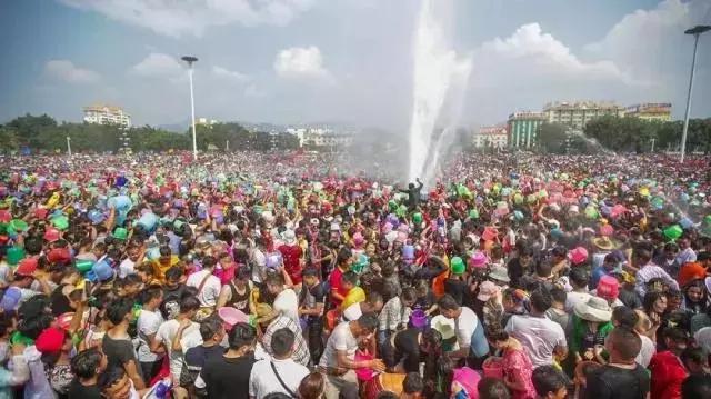西双版纳傣族新年泼水，西双版纳风俗泼水节（版纳德宏万人泼水大PK）