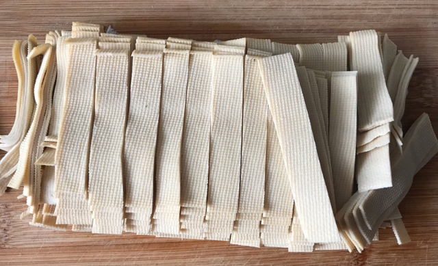 怎样做美味的豆腐皮金针菇卷，怎么做豆腐皮卷金针菇（酱烧金针菇豆皮卷）