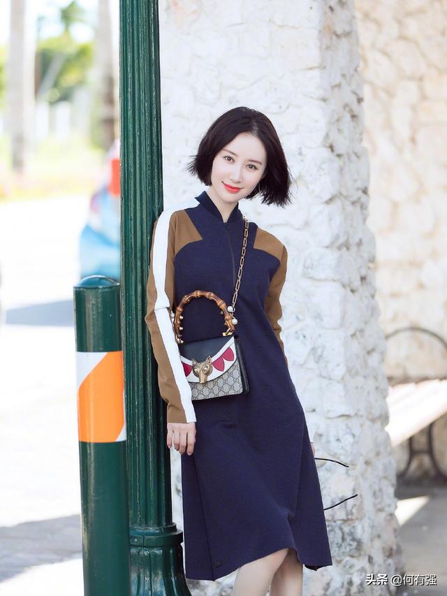 舒畅的穿搭却越来越惊艳了，舒畅近照穿紧身基础装秀出好身材
