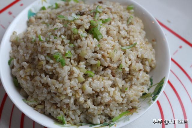 茄子炒饭怎么做，炒茄子拌面条的家常做法（做一盘咸鲜实惠炒饭）