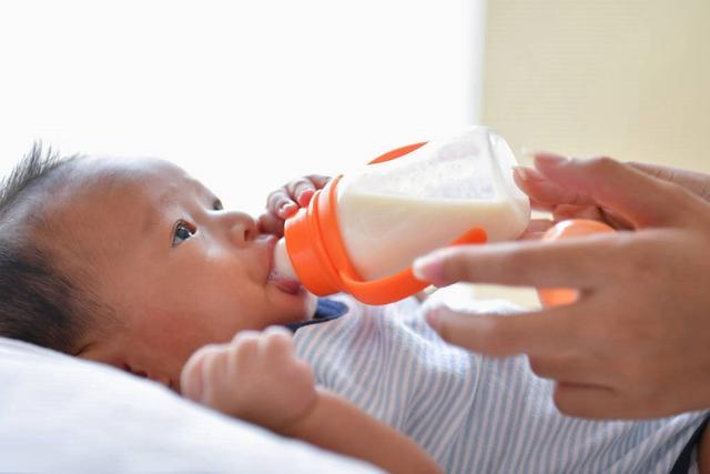 新生儿正常吃奶量多少，新生儿每次吃奶量多少（了解宝宝的胃容量可知宝宝的奶量）