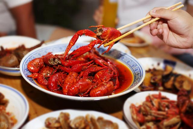 小龙虾怎么保存活的时间长，小龙虾怎么保存活的时间长些（活的小龙虾可以直接冷冻吗-壹健康）