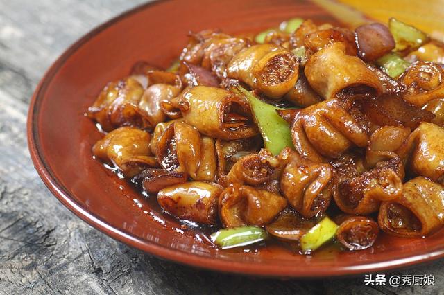 猪大肠怎么洗才干净，如何清洗肥肠（清洗猪大肠时，加醋加碱都不对）