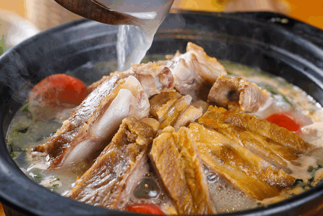 腊排骨火锅的做法，腊肉火锅做法图解（腊排骨火锅的家常做法）