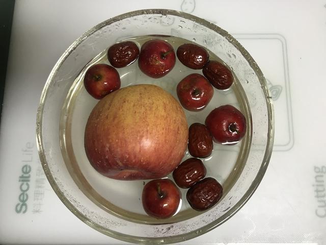 如何熬制苹果山楂红枣汤，苹果山楂红枣汤怎么做（酸甜可口助消化）