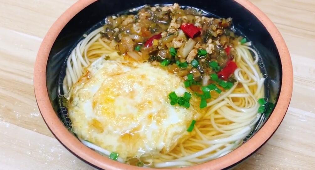 【酸菜煎蛋面】做法步驟圖 酸爽美味 好吃又營養(yǎng)-起舞食譜網(wǎng)
