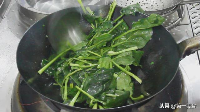 怎样菠菜炒蛋，怎样鸡蛋炒菠菜（为啥饭店师傅炒的这么漂亮）