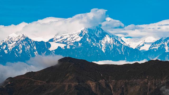 旅行者小多拍摄贡嘎雪山，去了一个叫四人同的山