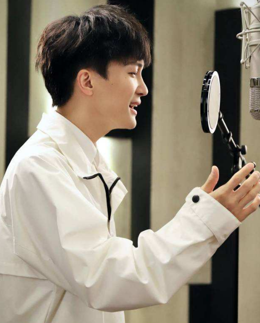 周深身高，你知道有哪些明星很矮但很红（和毛不易站一起后）