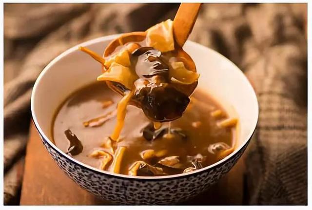 金针菇什么情况下有毒，金针菇怎么会有毒（金针菇和金针菜是一个东西吗）