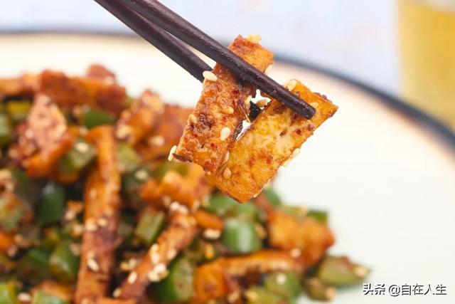 青椒炒豆腐的做法，豆腐做法简单又好吃（家常素食：青椒炒豆腐）