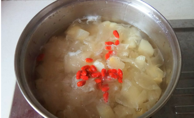 银耳汤的功效和作用，银耳汤的功效（女人要常喝这道银耳羹）