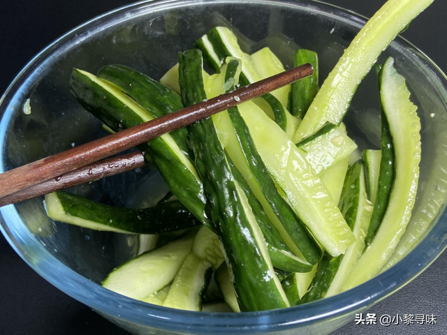 炒黄瓜片的家常做法，土豆片炒黄瓜片的家常做法（黄瓜这样炒实在太好吃了）
