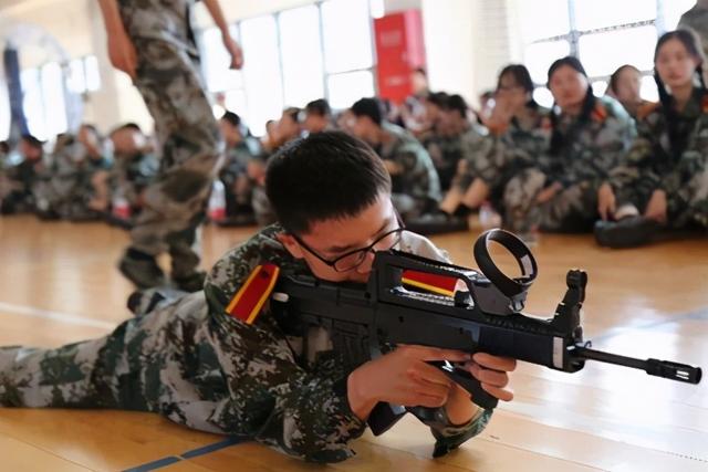 军训被子怎么叠，教你如何叠军被（军训的n种打开方式）