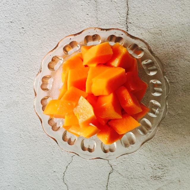 如何做木瓜炖牛奶，请问木瓜炖牛奶怎么做（跟牛奶一起炖着喝，美容养颜）