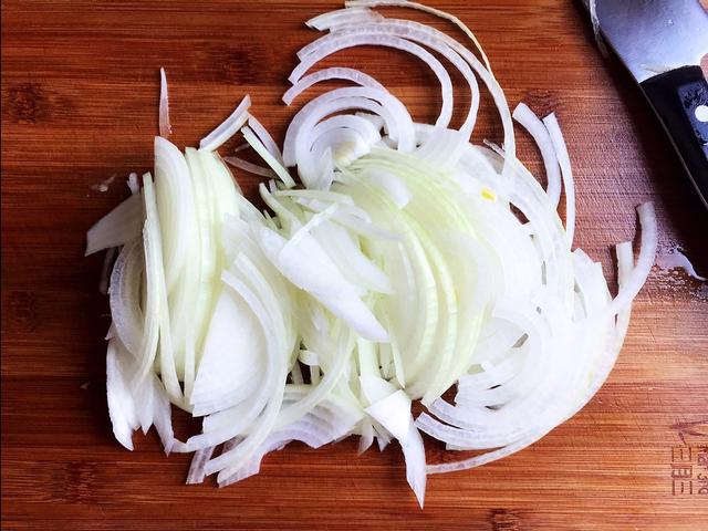 猪排盖饭怎么做，猪排盖饭怎么做好吃又简单（好吃到没话说的猪排盖浇饭）