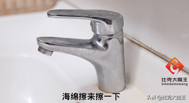 浴室水垢怎么清除，怎么去除卫生间的水垢小窍门（轻轻一擦水垢全去除）