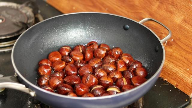 板栗是怎么炒的，板栗是怎么炒出来的（出锅香甜软糯好剥皮）