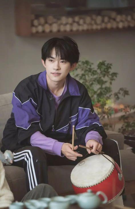 易烊千玺的图片，易烊千玺头像微信（喜欢这个词太肤浅我对你的感觉不止如此）