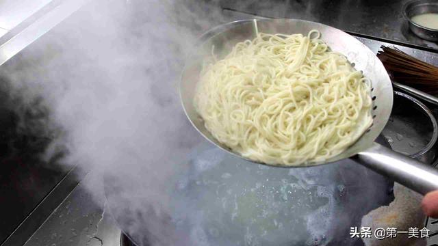 如何在家自制简单好吃的炸酱面，厨师长教你炸酱面的家常做法
